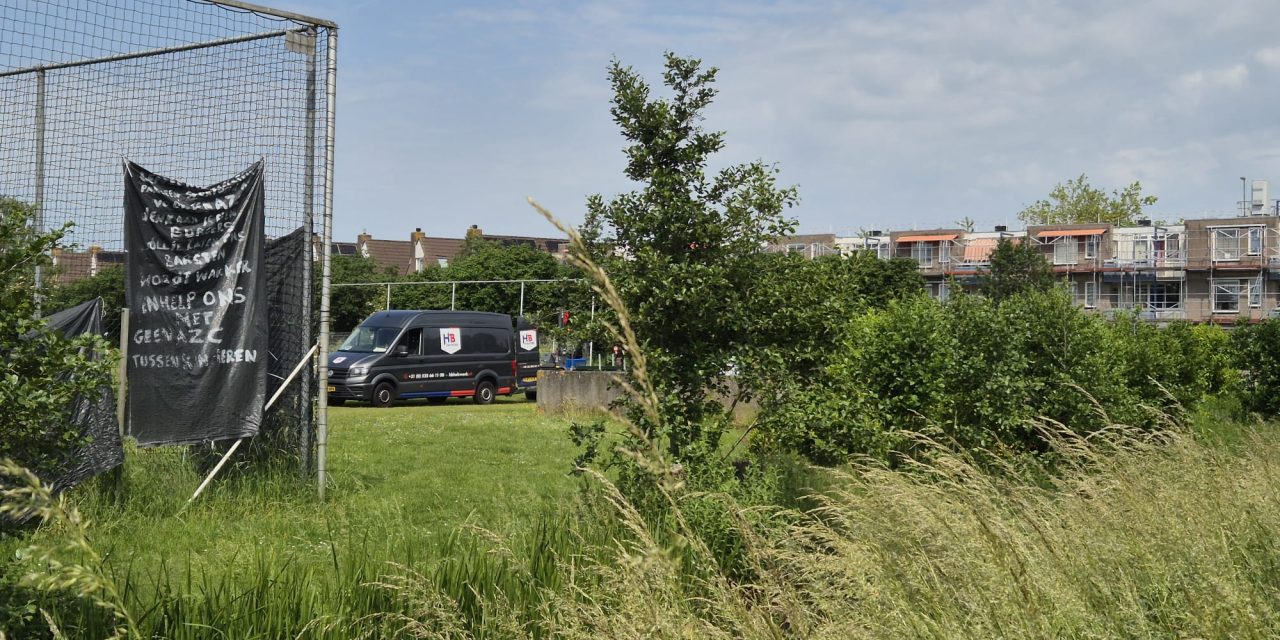 Gemeente IJsselstein bouwt noodopvang op voetbalveld IJFC ondanks protest en kort geding