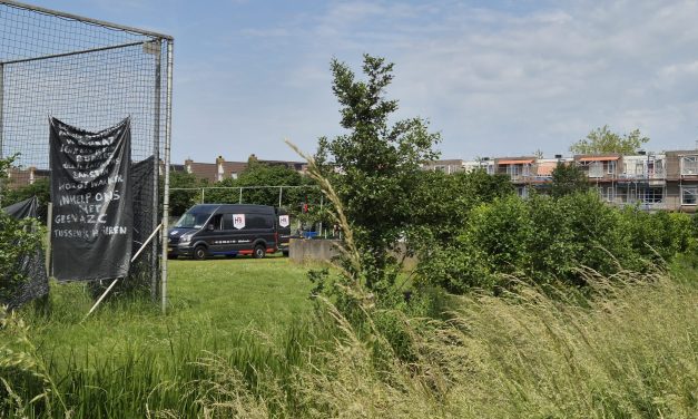 Gemeente IJsselstein bouwt noodopvang op voetbalveld IJFC ondanks protest en kort geding
