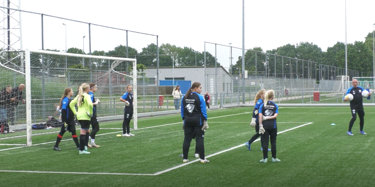 Steeds minder kinderen willen keeper worden, deze meiden wel
