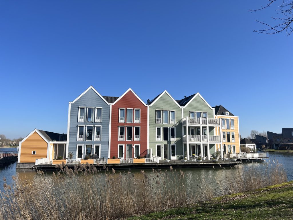 Gekleurde huisjes in Houten steeds populairder onder nationale- en internationale fotografen 
