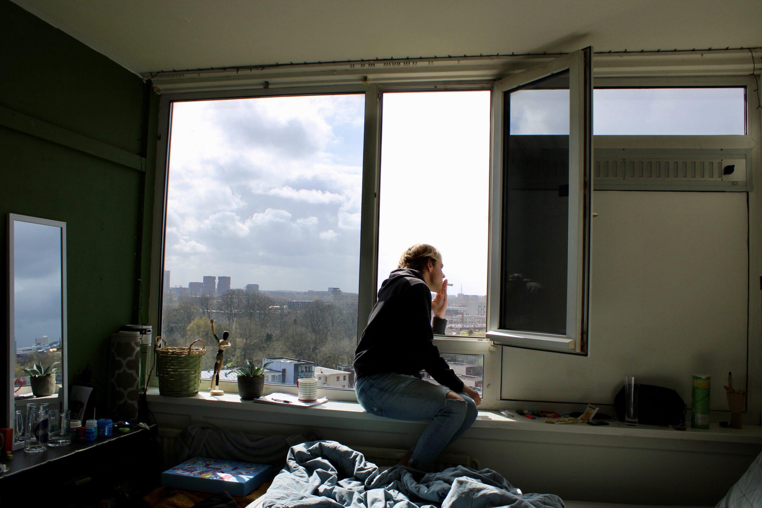 Student Abe op zijn kamer in Utrecht
