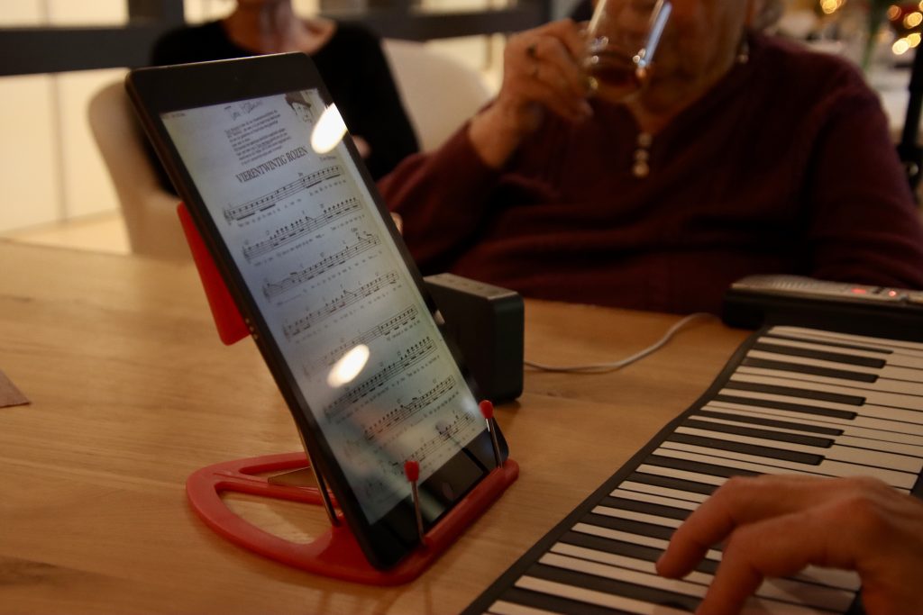 Van ‘Nee zuster’ naar ‘Ja zuster’: hoe muziektherapie ouderen met dementie weer laat stralen