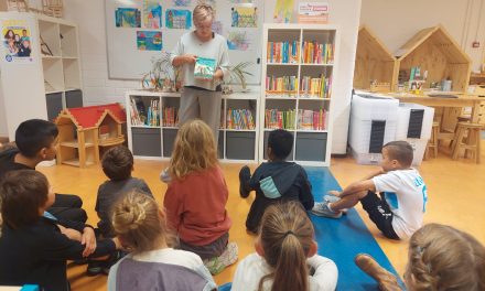 Montessorischool Rhenen viert start Kinderboekenweek 2023 met opening KinderzwerfboekStation