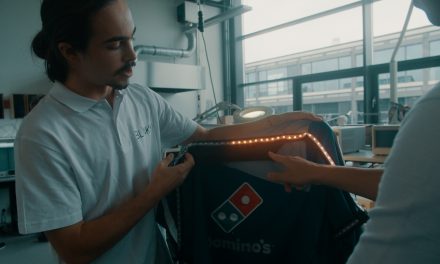 Domino’s schijnt licht op nieuw initiatief: bezorgjas met richtingaanwijzer