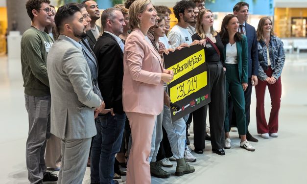 Petitie tegen langstudeerboete overhandigd in Tweede Kamer