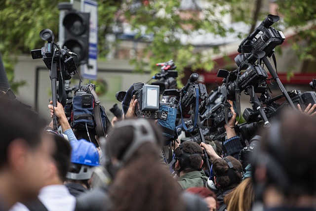 Factcheck: Ja, journalisten zijn steeds vaker doelwit van geweld, maar verantwoordelijkheid ligt ook bij de journalist