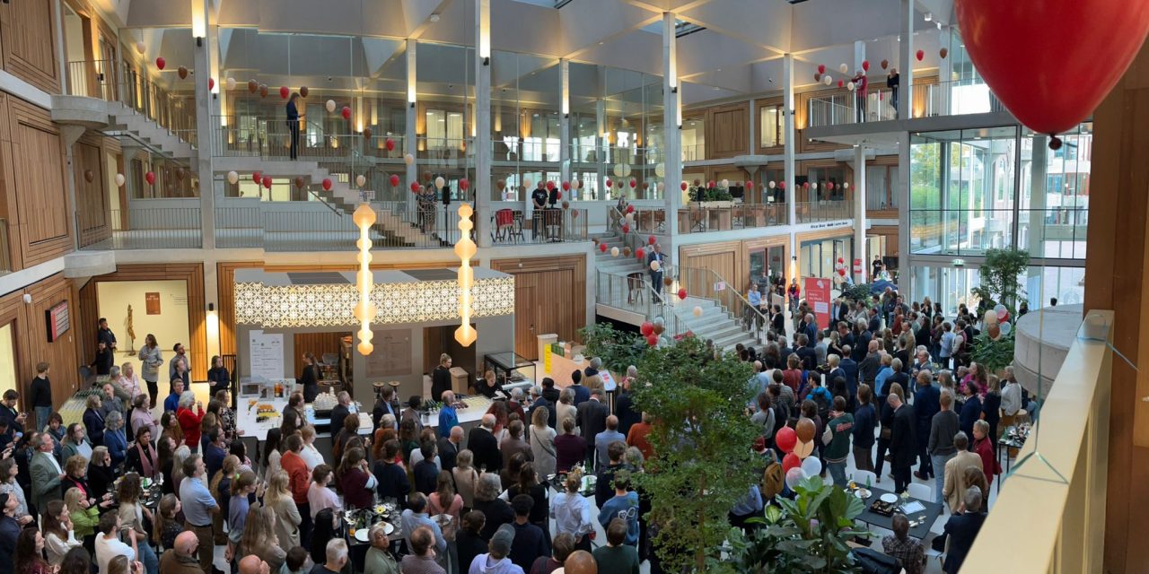 Vrouwelijke naam op universiteitsgebouw Universiteit Leiden