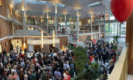 Vrouwelijke naam op universiteitsgebouw Universiteit Leiden