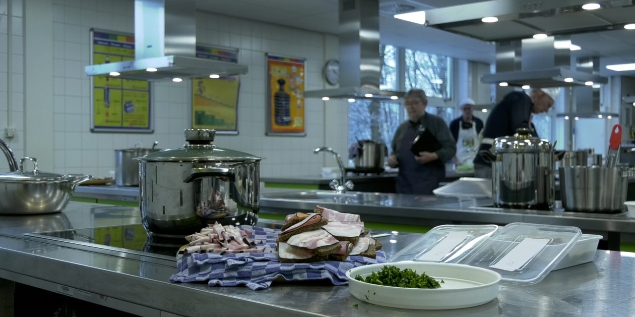 Dertigste editie WK stamppot en snert koken in Groningen