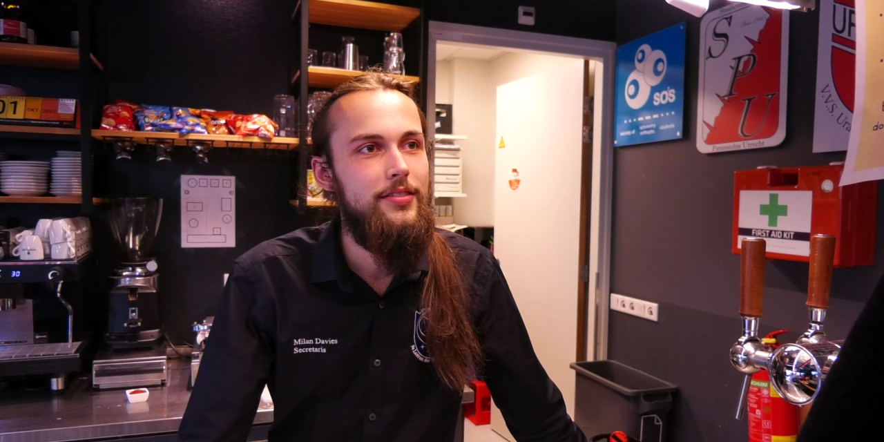 Een borrel helpt je talenknobbel – maar met mate