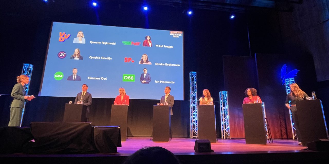Politici in gesprek met jongeren bij het Groot Nationaal Studentendebat