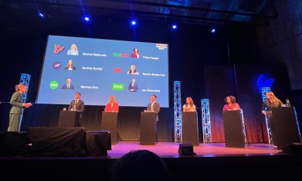 Politici in gesprek met jongeren bij het Groot Nationaal Studentendebat