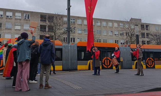 Tussen twee kampen: pro- en anti-abortusdemonstranten botsen bij protest