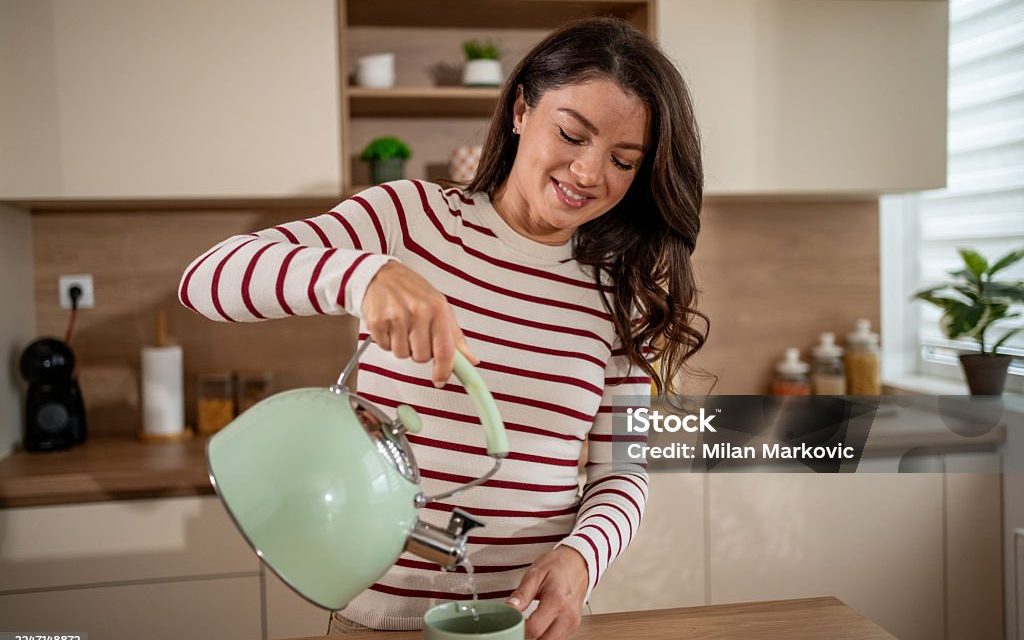 Factcheck: val je af door ’s ochtends warm water te drinken?