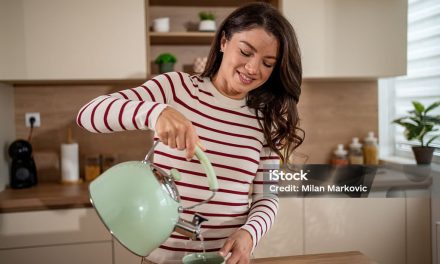 Factcheck: val je af door ’s ochtends warm water te drinken?