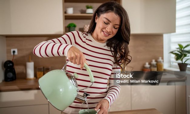 Factcheck: val je af door ’s ochtends warm water te drinken?