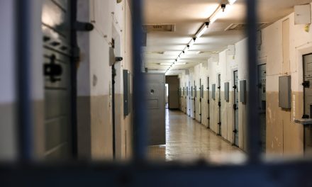 Factcheck: Enkel beweren dat je je een vrouw voelt, is niet genoeg om als gedetineerde in een vrouwengevangenis geplaatst te worden