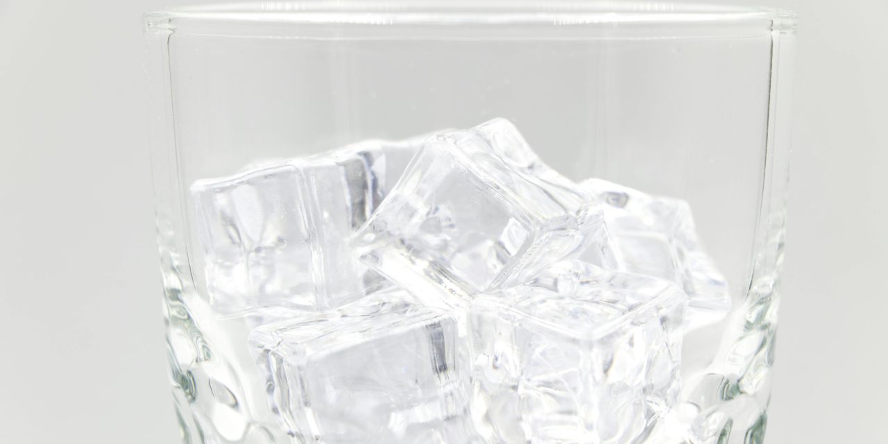 FACTCHECK: Op een ijsblokje zuigen zal ervoor zorgen dat jij ‘s ochtends niet meer misselijk bent na een avondje drinken.