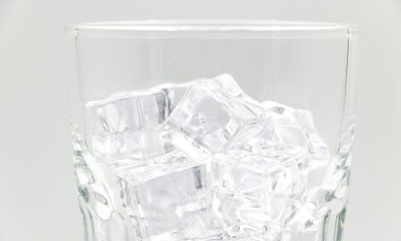 FACTCHECK: Op een ijsblokje zuigen zal ervoor zorgen dat jij ‘s ochtends niet meer misselijk bent na een avondje drinken.