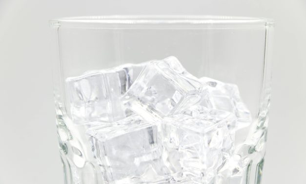 FACTCHECK: Op een ijsblokje zuigen zal ervoor zorgen dat jij ‘s ochtends niet meer misselijk bent na een avondje drinken.