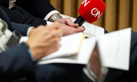 Mag de licentie van Omroep Nederland worden ingetrokken?