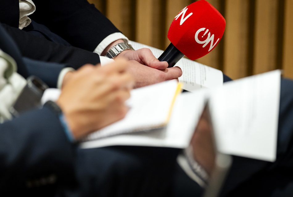 Mag de licentie van Omroep Nederland worden ingetrokken?