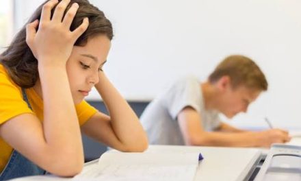 Factcheck: Gaat het ervaren van emotionele problemen bij pubermeisjes ‘gewoon’ gepaard bij de puberteit?