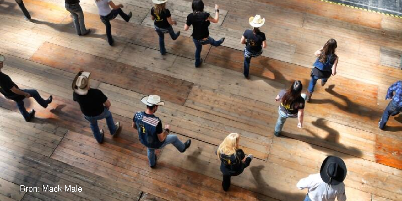 Van cowboylaarzen tot TikTok: Jongeren ontdekken het linedancen