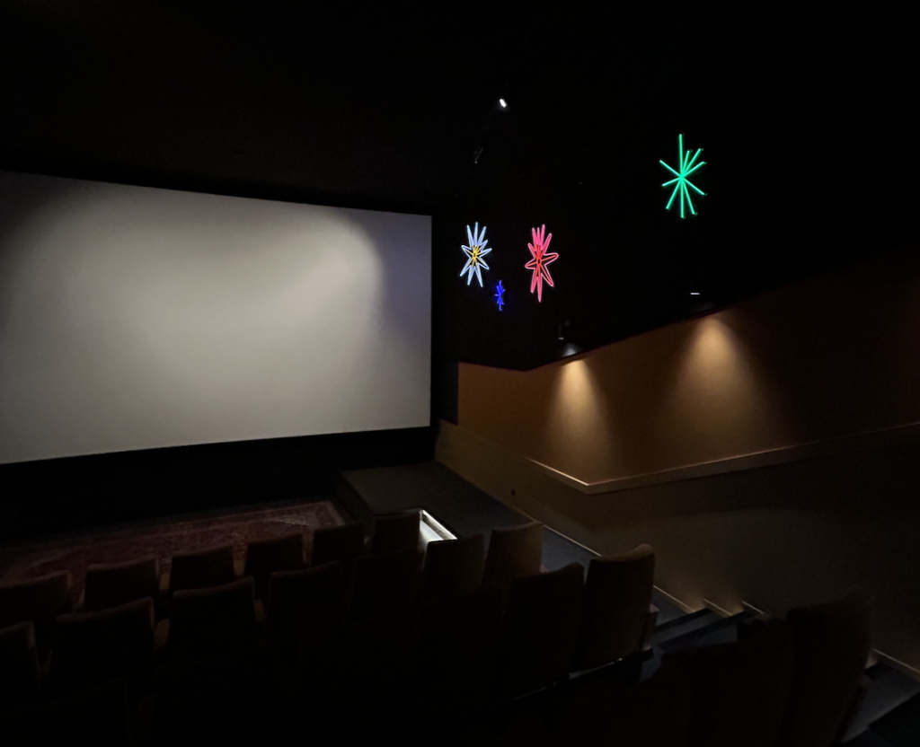 Beeld: Gedecoreerde zaal in filmtheater Kino Rotterdam.
Bron: Rolán Bouzas Wensing