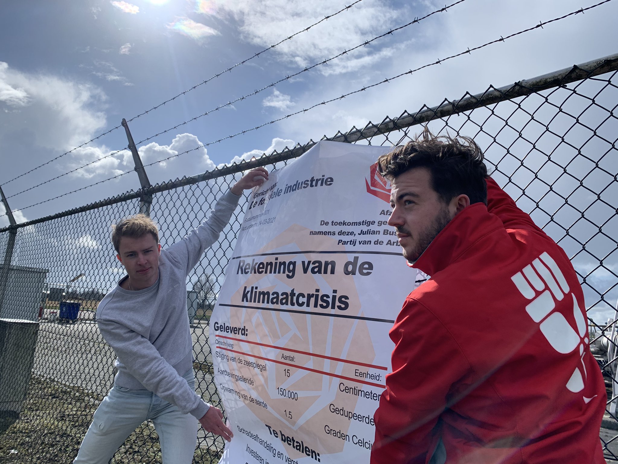 Ook de jonge socialisten zijn druk in de weer op verkiezingsdag