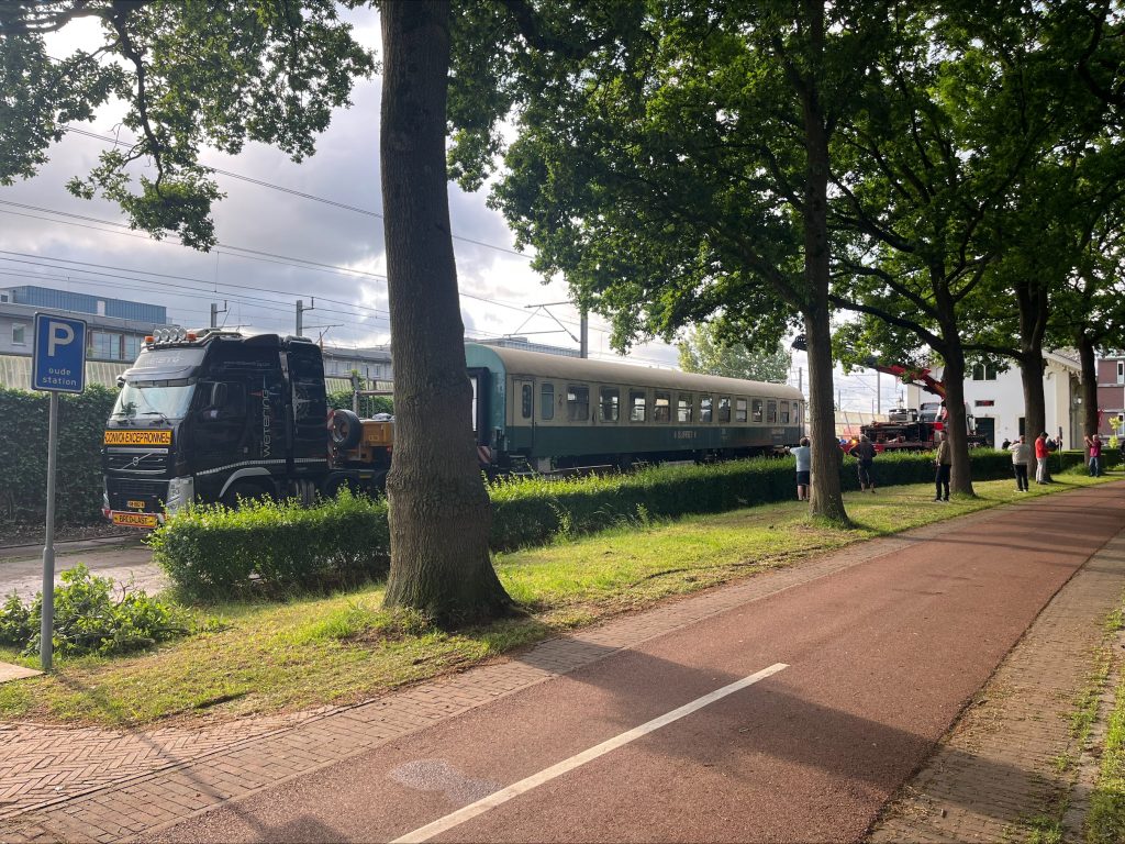 Pas BV uit Houten breidt uit met oude Oost-Duitse trein als creatieve kantooroplossing