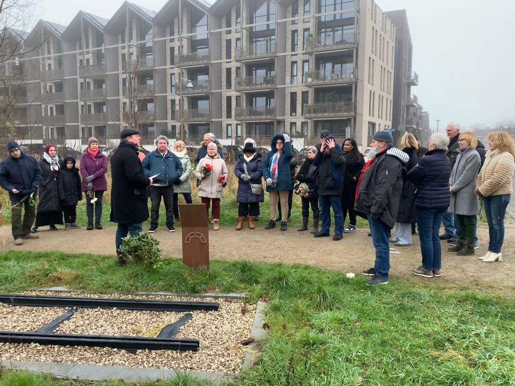 Herdenking kruitslachtoffers bij Smalspoormonument in Muiden