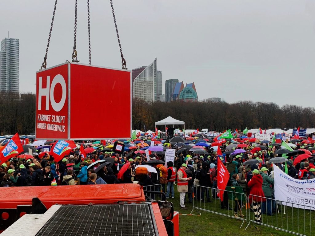 Enorme opkomst bij Malieveld protest tegen de bezuinigingen op hoger onderwijs