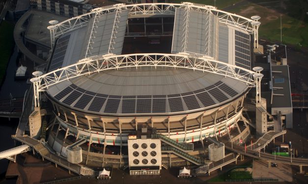 In religieuze sferen kleurt de lucht Ajax-rood ter nagedachtenis aan oerhooligan Kale Gerrit