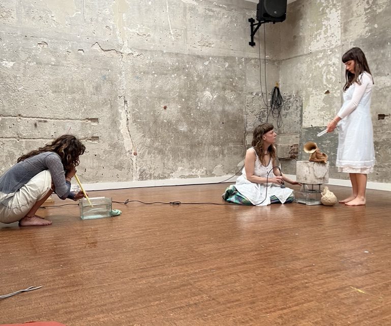 Vernieuwende performancekunst bij opening tentoonstelling Buitenstebinnen; nog nooit was water zo veelzijdig