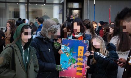 Van spandoek naar schoolbank: Servische leerlingen keren terug naar school