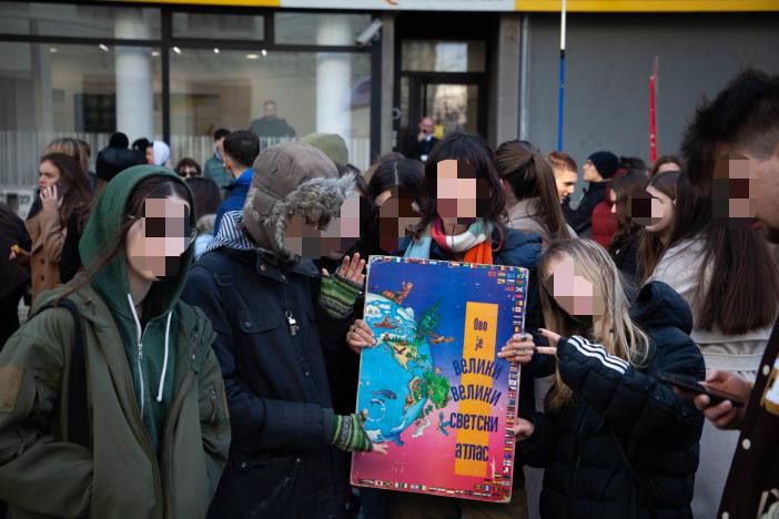 Van spandoek naar schoolbank: Servische leerlingen keren terug naar school