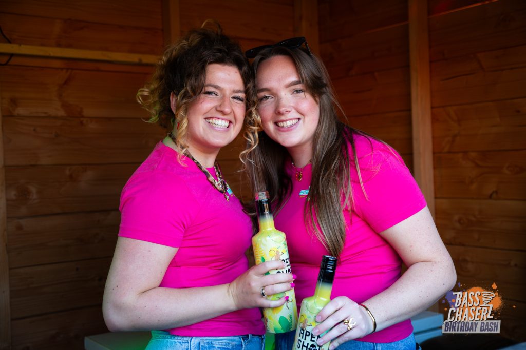 Redacteur Ottelien Devilee achter de bar bij het feest
