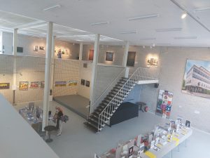 Het museum heeft een rolstoeltoegankelijke ingang, maar de eerste verdieping is alleen toegankelijk met een trap.