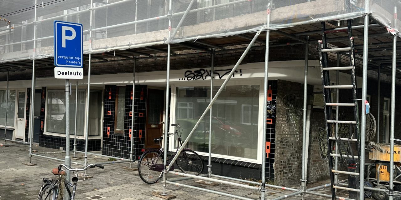 Achter de gordijnen van nummer drie