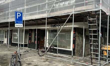 Achter de gordijnen van nummer drie