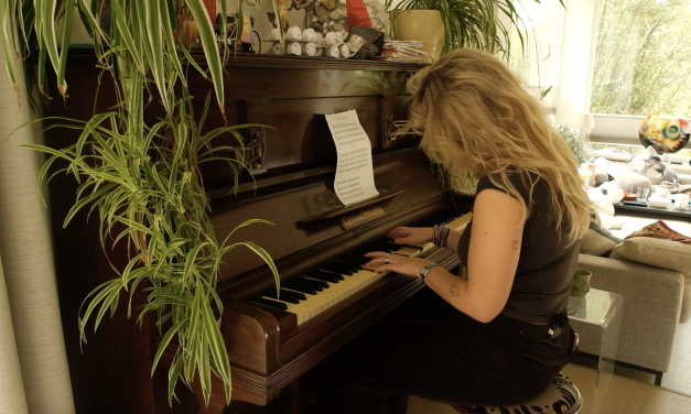 Ergens tussen mij en de melodie