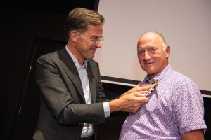 Mark Rutte geeft Jack zijn verdiende lintje (Rechtenvrij)
