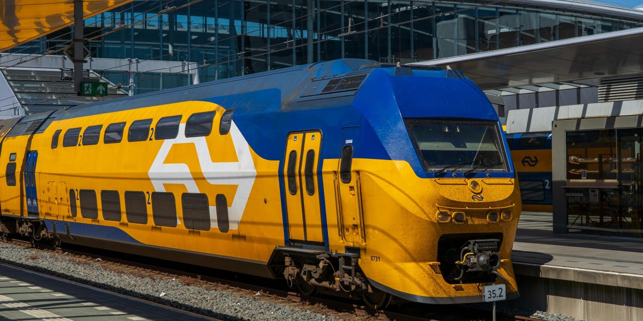 Treinreizigers in hun bubbel: schermtijd versus echte gesprekken