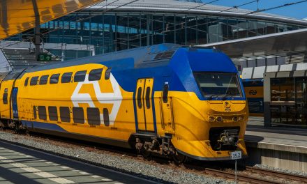 Treinreizigers in hun bubbel: schermtijd versus echte gesprekken