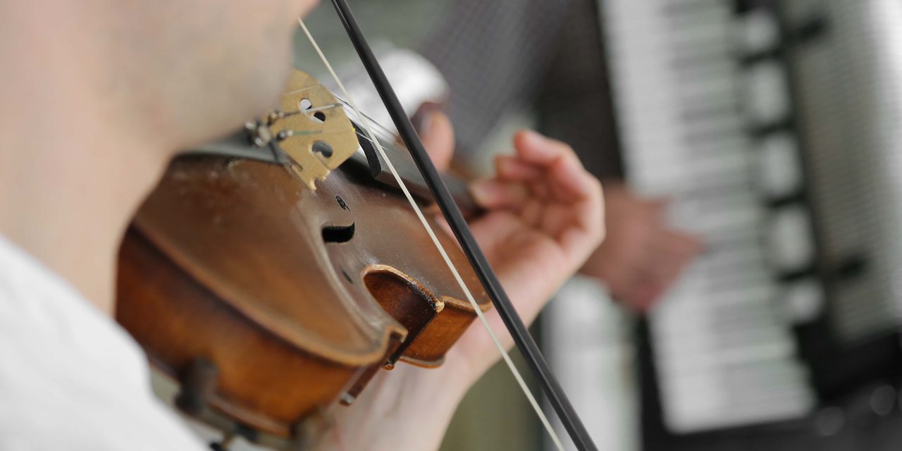 Tussen neoklassiek en elektronica: Drifting Echoes als verborgen muziekschat