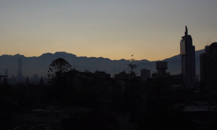 Alleen in een vreemd land tijdens een stroomstoring