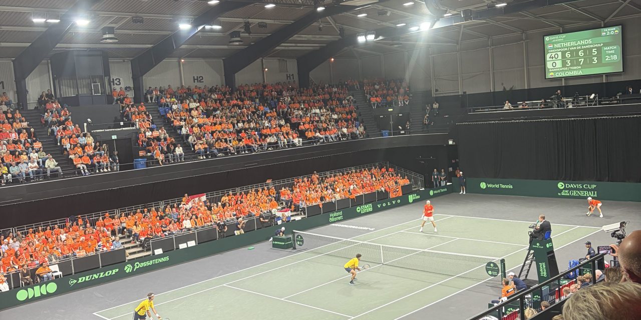 Tussen stilte en oranje kabaal