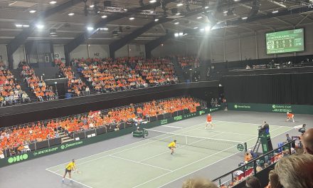 Tussen stilte en oranje kabaal