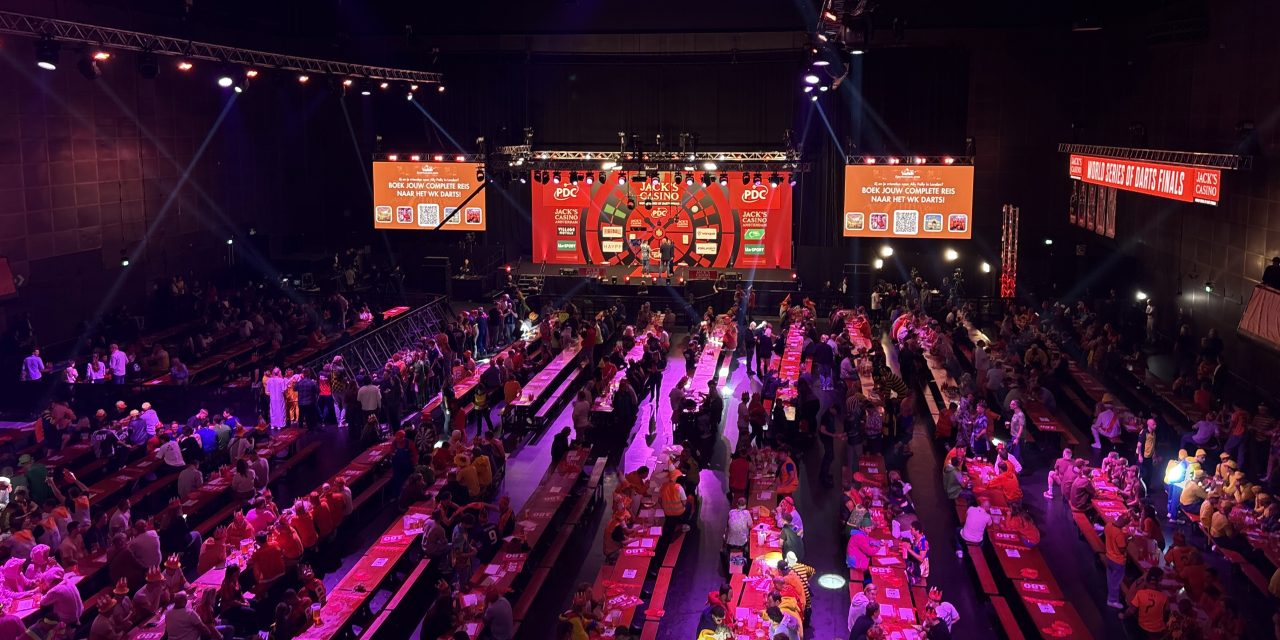 Dartpijlen, dronken Britten en dansende tafels en tribunes: Een avondje darts in AFAS Live.